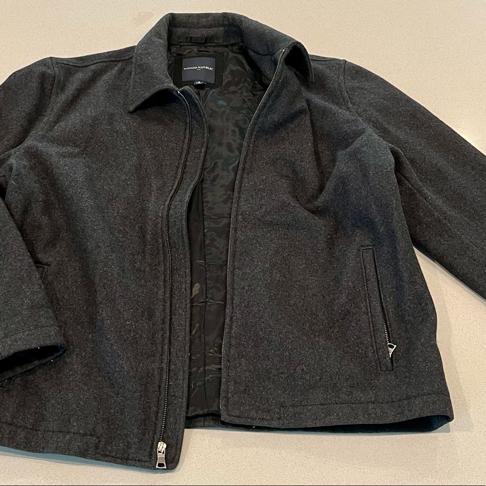 Mens Banana Republic Dark Gray Wool Jacket. It great condition. Size XL.